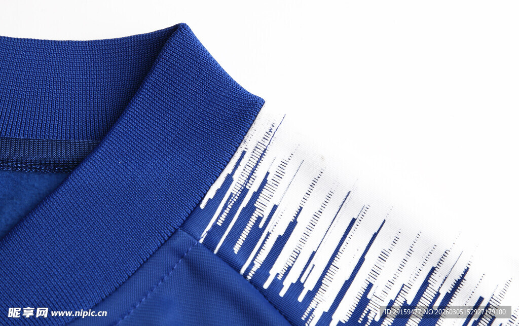 蓝色衣物领口处白色条纹