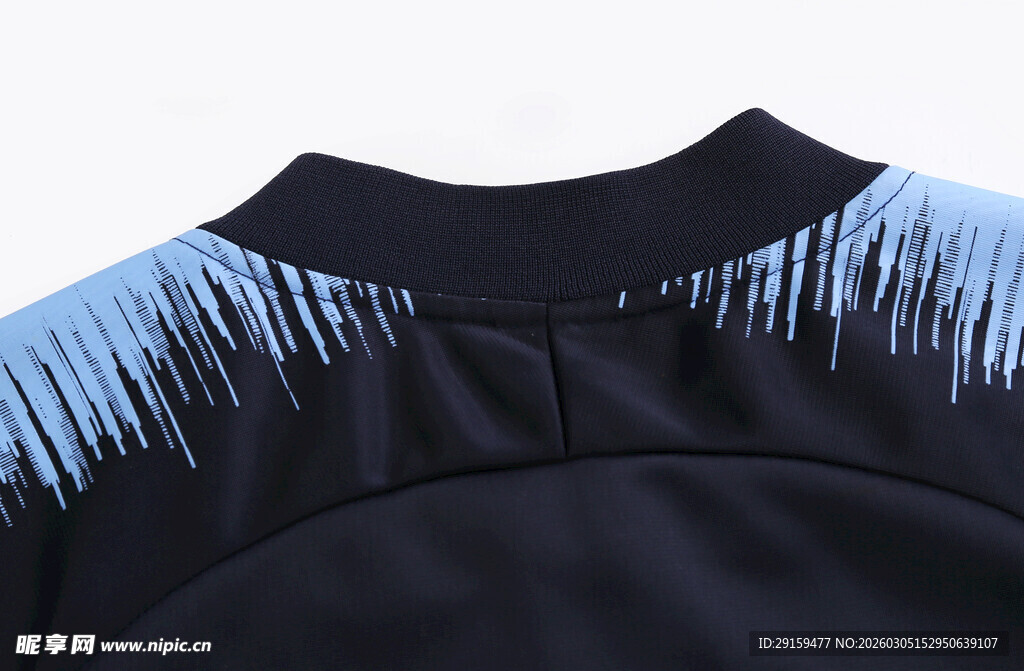 黑色衣物肩部蓝条纹细节