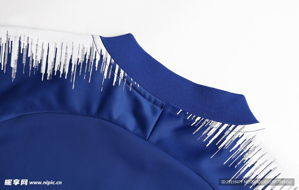 蓝色衣物边缘的流苏细节