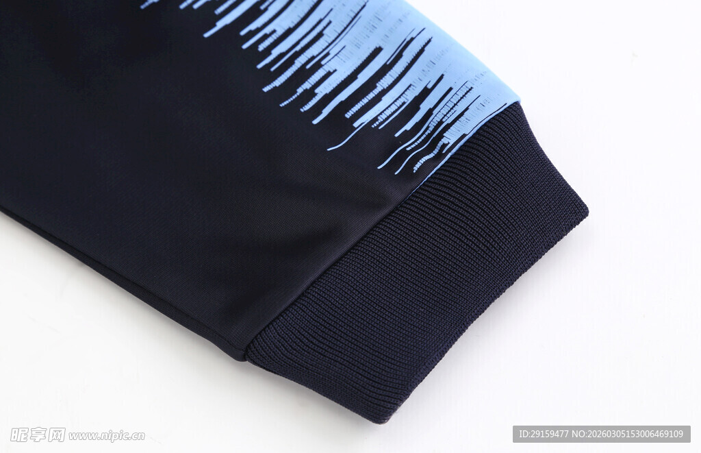 黑色袖口带蓝色渐变图案