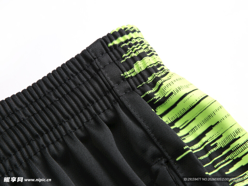 黑色短裤侧边荧光绿条纹