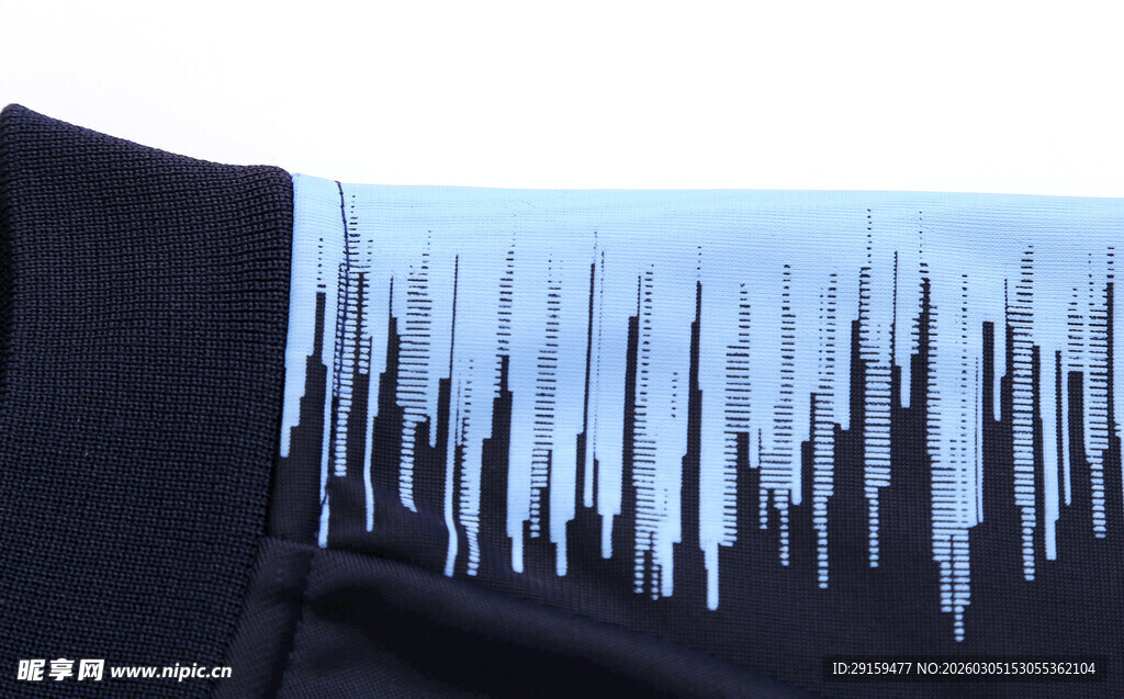 黑色衣物上的流苏装饰