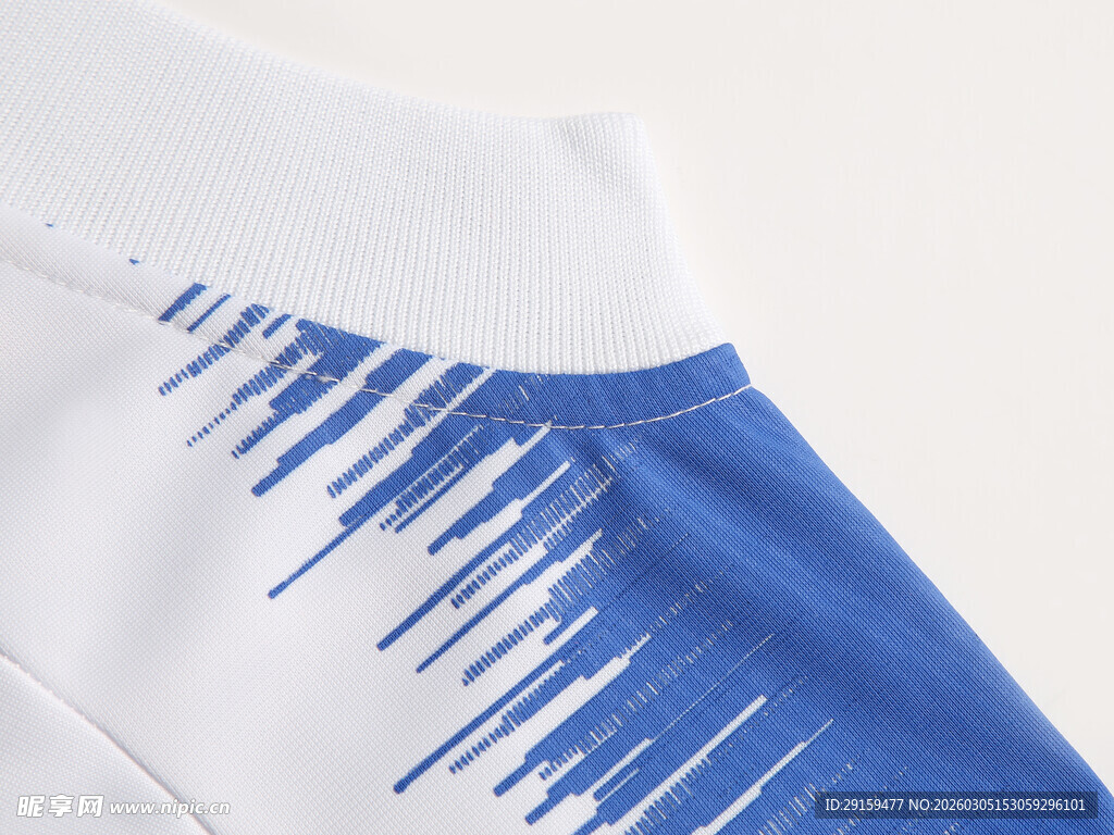 蓝白渐变条纹上衣细节