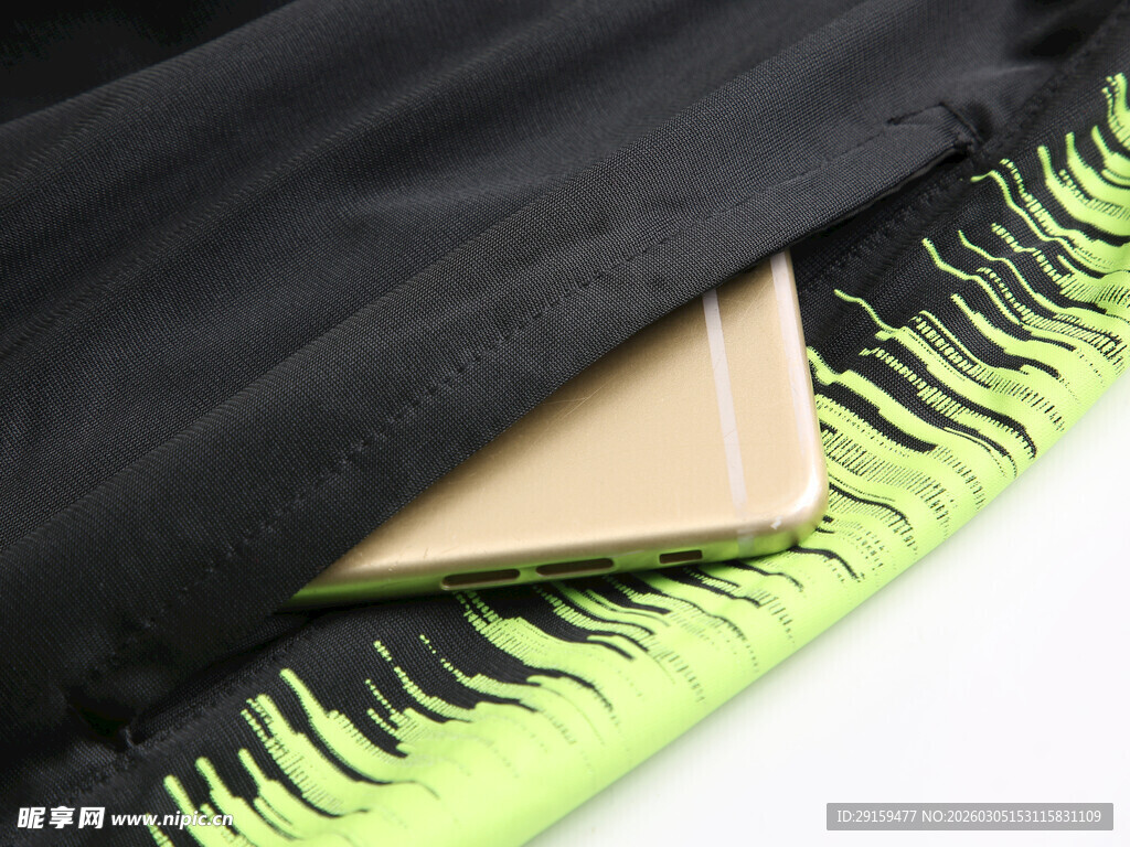 黑绿流苏布料中的金色物件