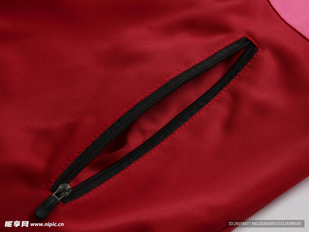 红色衣物上的黑色拉链细节