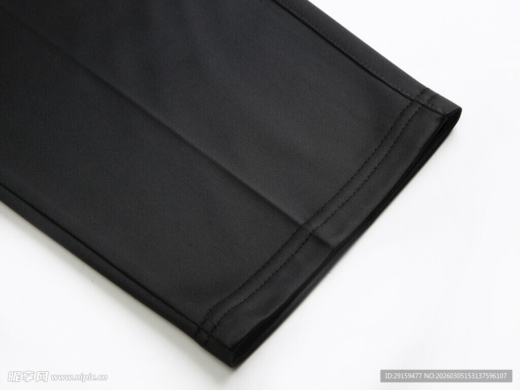 黑色长裤裤脚细节特写