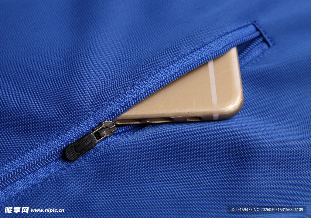 蓝色衣物口袋里的手机