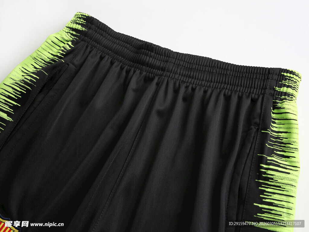 黑色短裤侧边荧光绿装饰