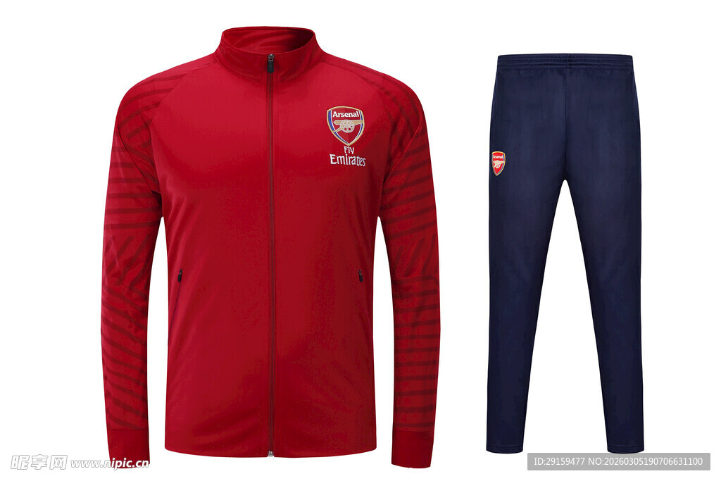 红色运动上衣与深蓝色长裤