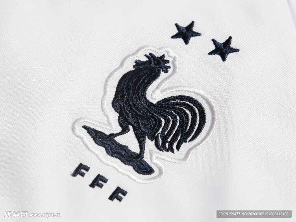 公鸡刺绣图案白色服饰元素