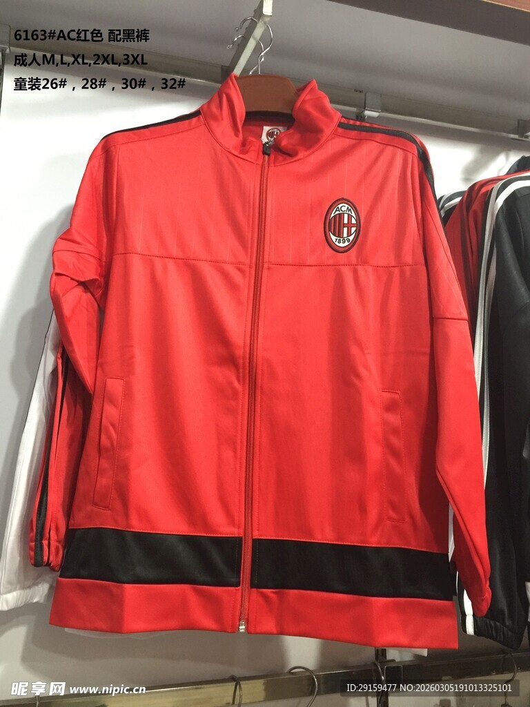 红色夹克挂于衣架展示