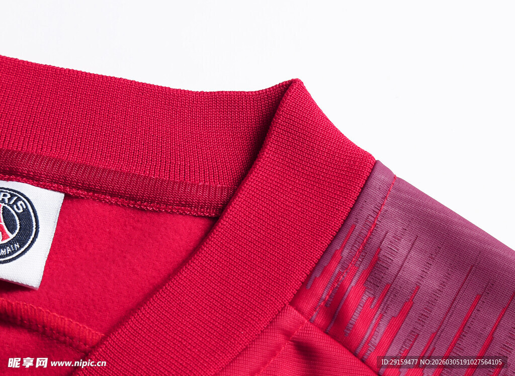 红色运动T恤细节特写