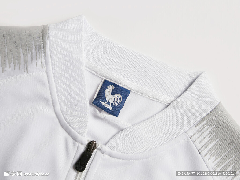 白色运动服肩部细节特写
