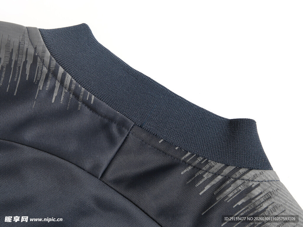 黑色衣物领口细节特写