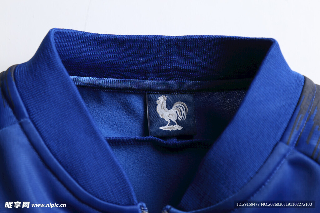 蓝色运动衣领口细节特写