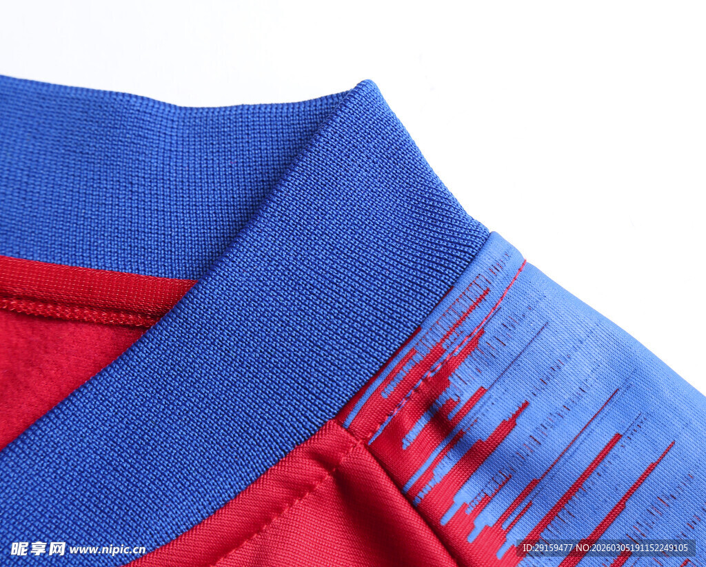 红蓝拼接运动衣领细节