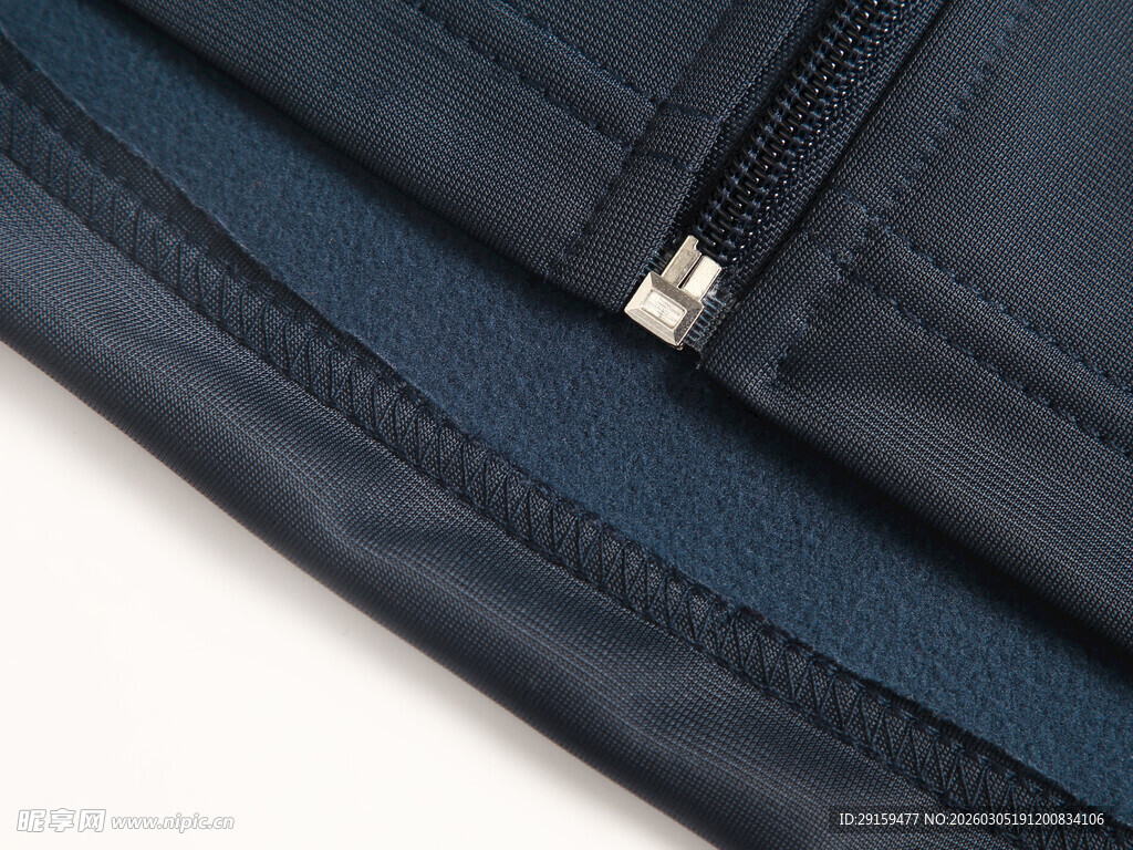 深蓝色衣物拉链细节特写