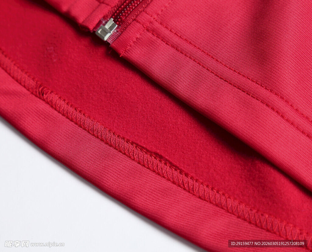 红色衣物拉链细节特写