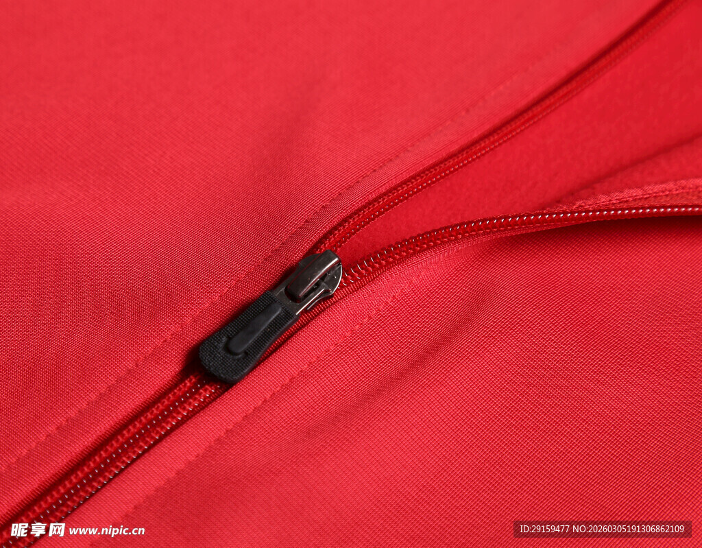 红色衣物拉链特写