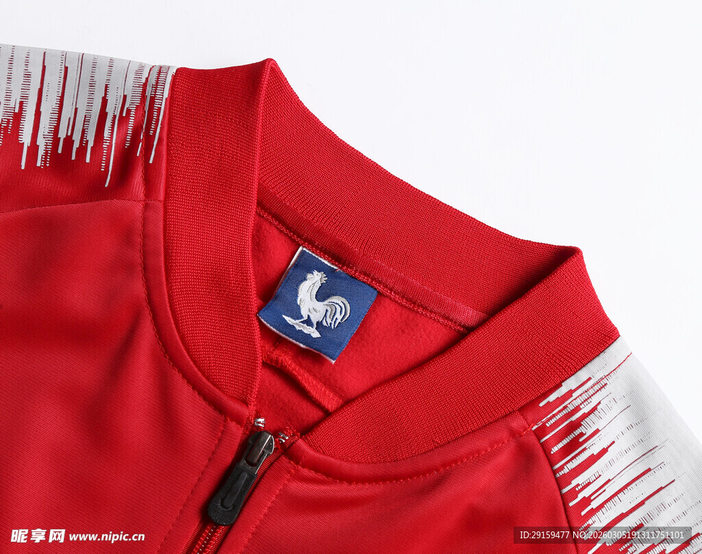 红色运动上衣领口特写