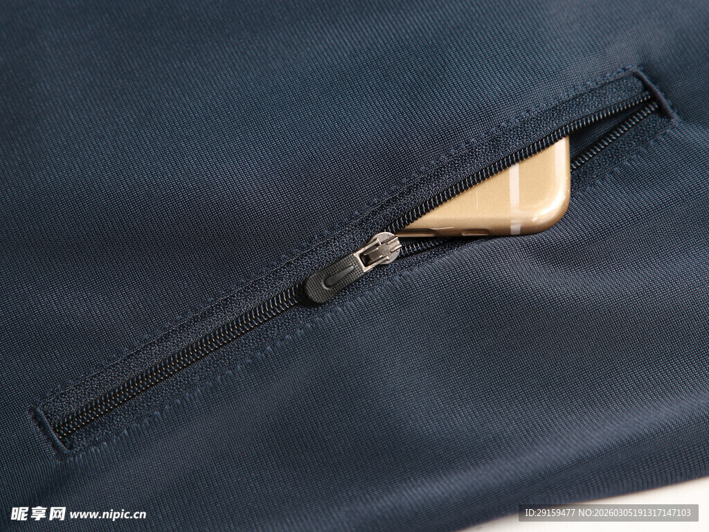 藏于衣兜的金色物件