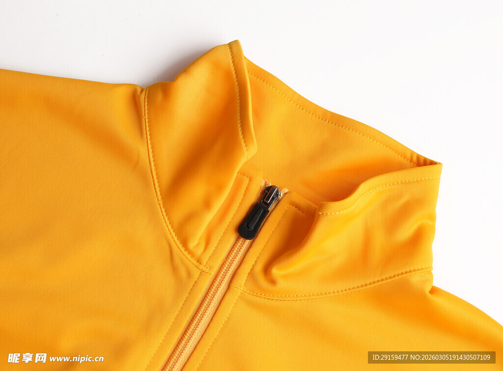 黄色拉链上衣领口特写