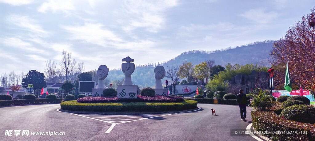 石雕园林与远山风景
