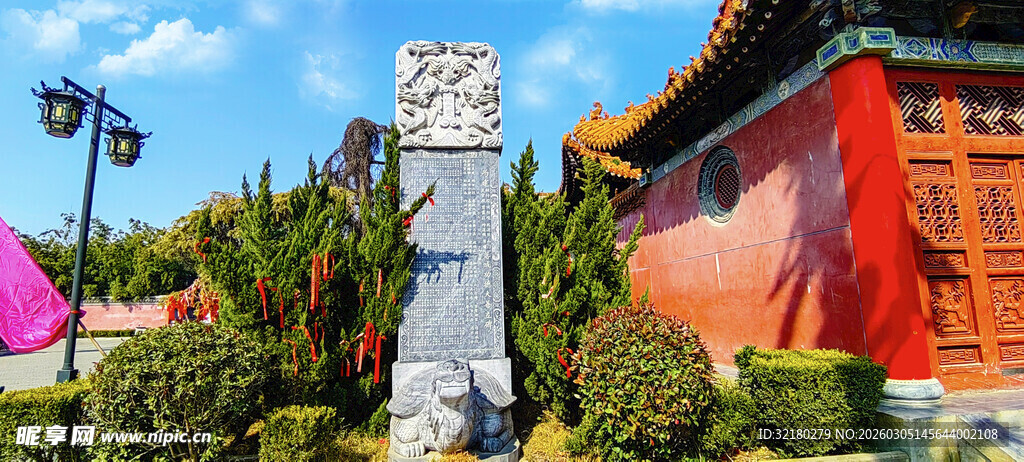 中式园林景致中的石碑