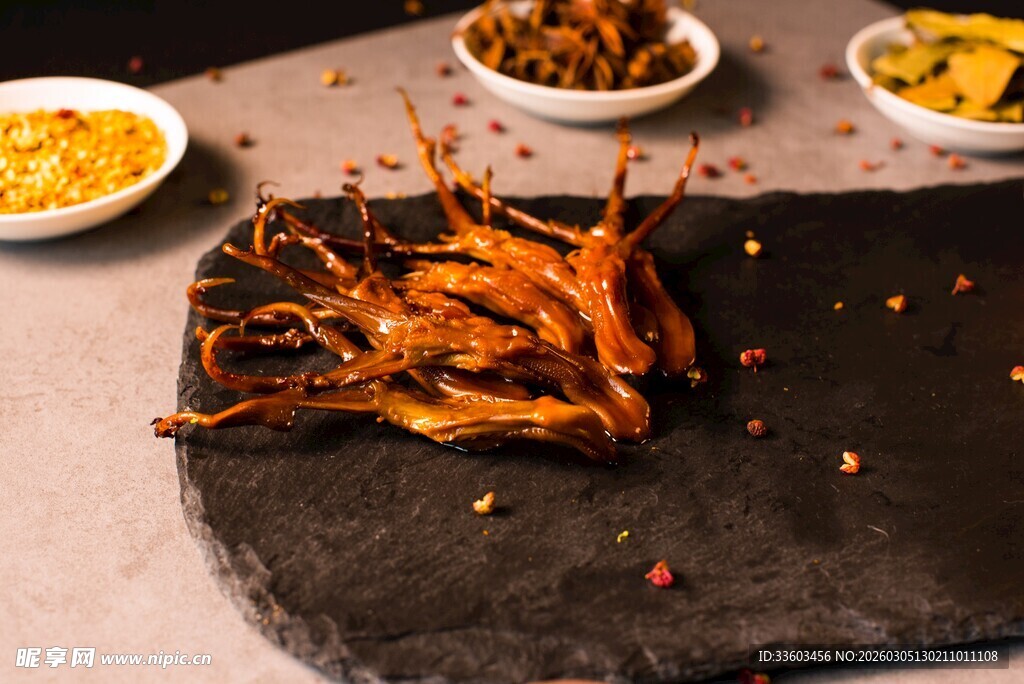美味鸭舌摆放在石板上