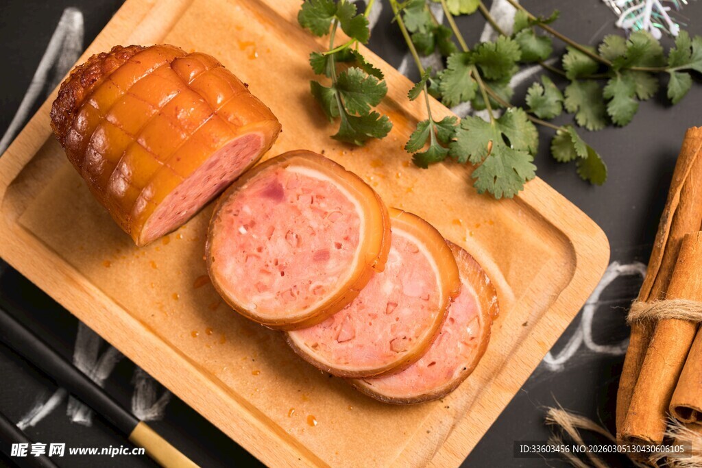 切片香肠摆于木砧板上