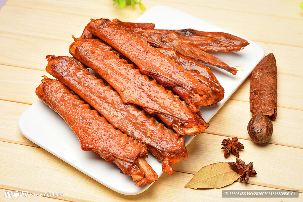 美味卤鸭翅摆放在盘中