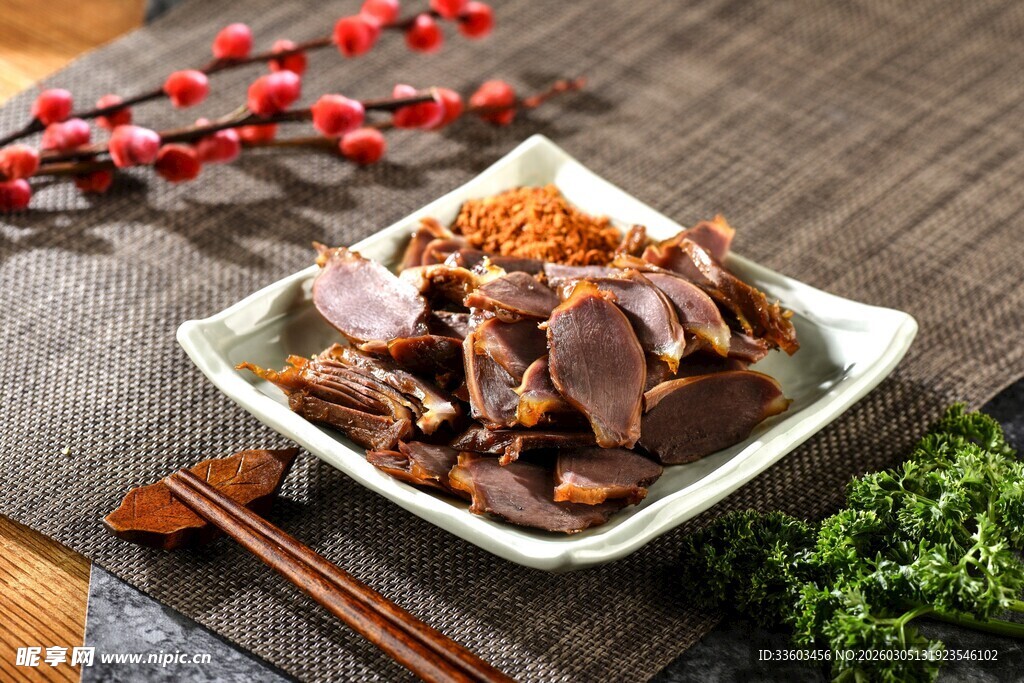 美味卤鸭胗摆放在白盘上