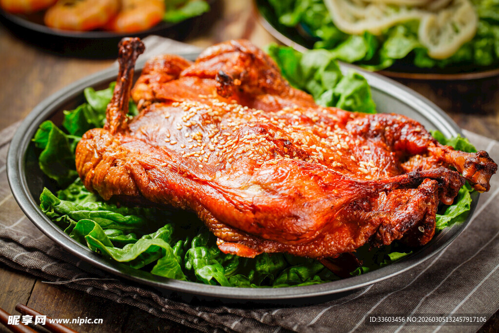 美味烤鸡配新鲜蔬菜