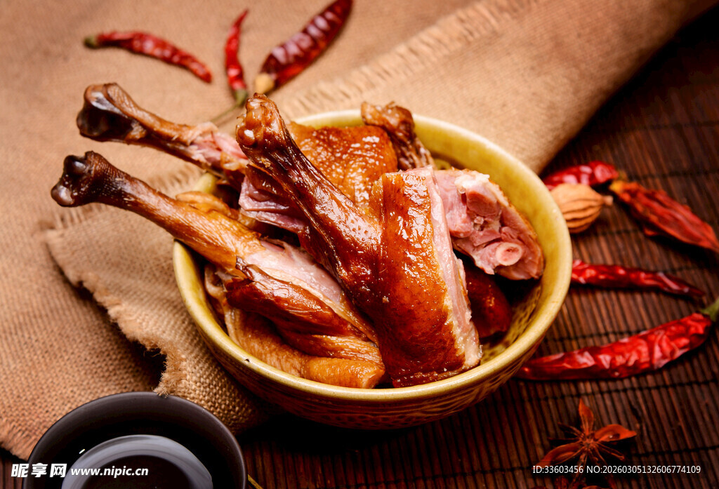 美味卤鸭腿配辣椒