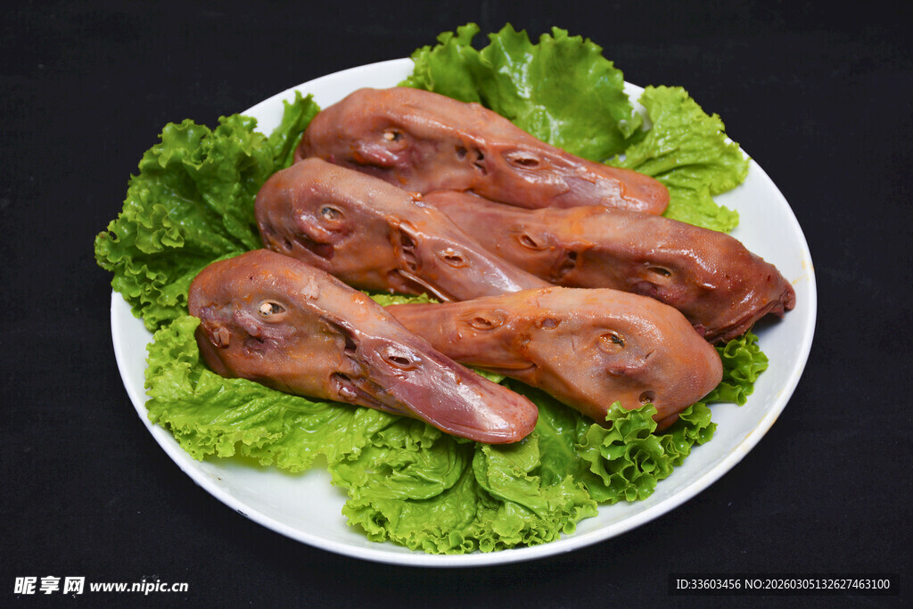 卤鸭头摆放在生菜上