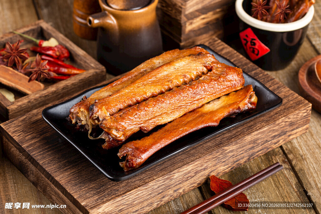 美味卤制鸭翅摆于木桌