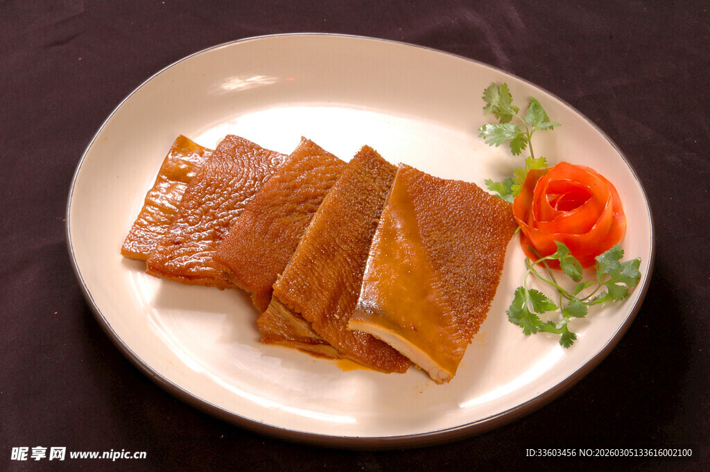 美味切片卤味摆于盘中