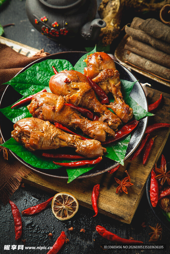 美味卤味鸡腿摆于盘中