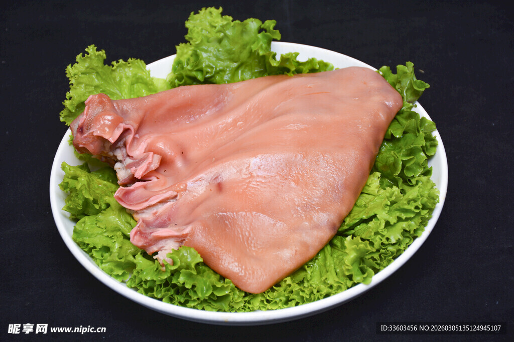 新鲜生猪耳朵摆盘展示