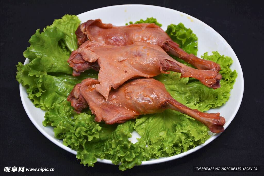 盘中鸭腿配生菜