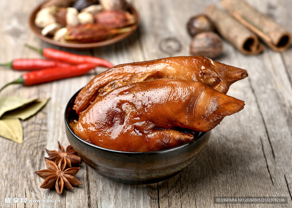 卤香浓郁的美味酱猪蹄