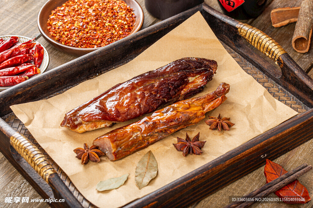 美味烤鸭搭配多样香料