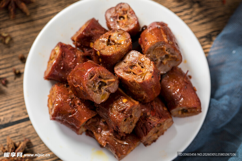 美味卤鸭脖摆于白盘