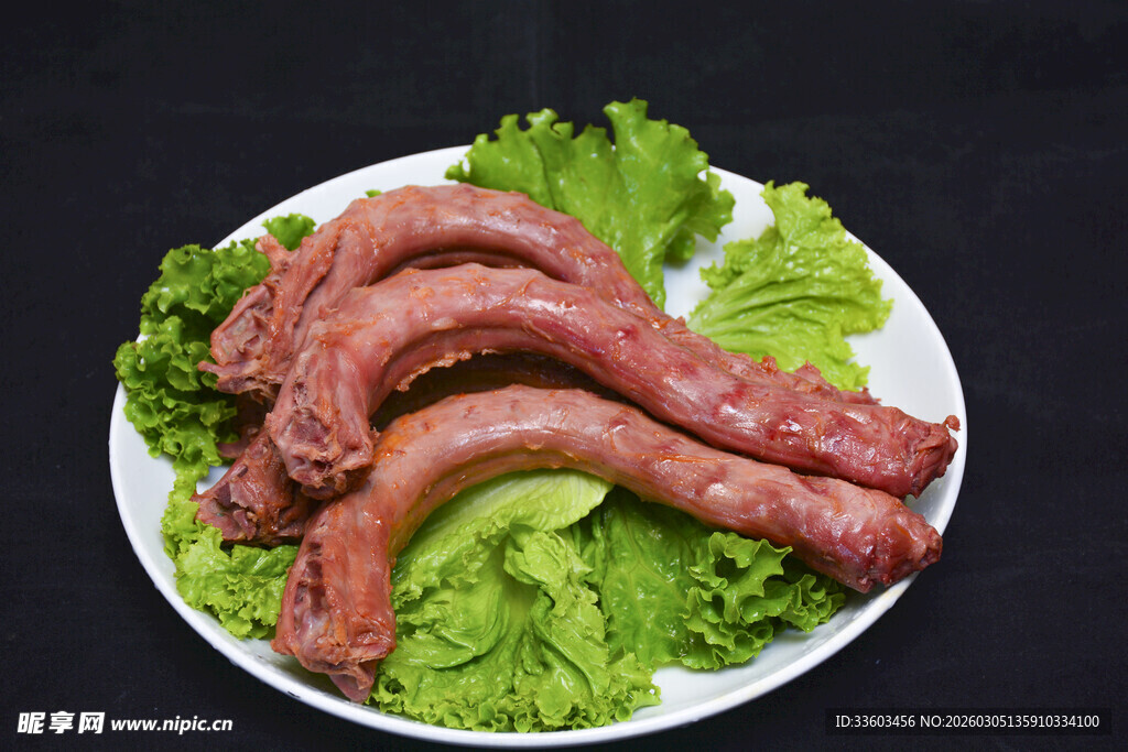 新鲜卤味鸭脖配生菜