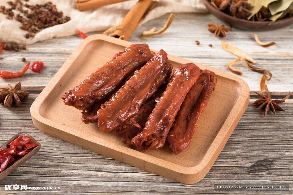 美味卤制排骨摆于木盘