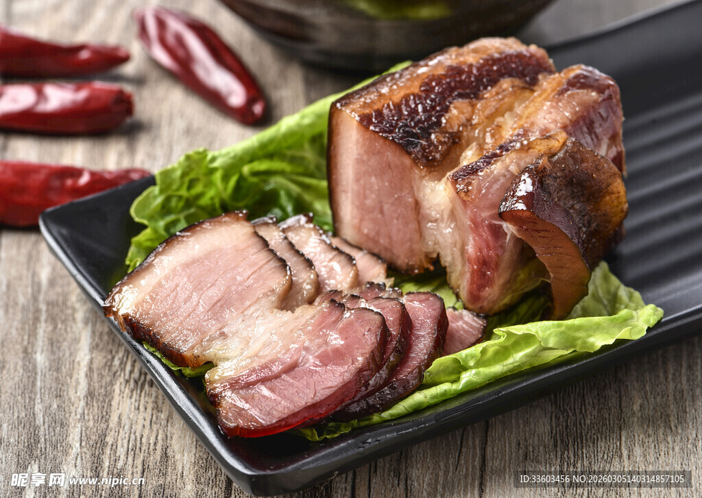 美味切片烤肉配新鲜生菜