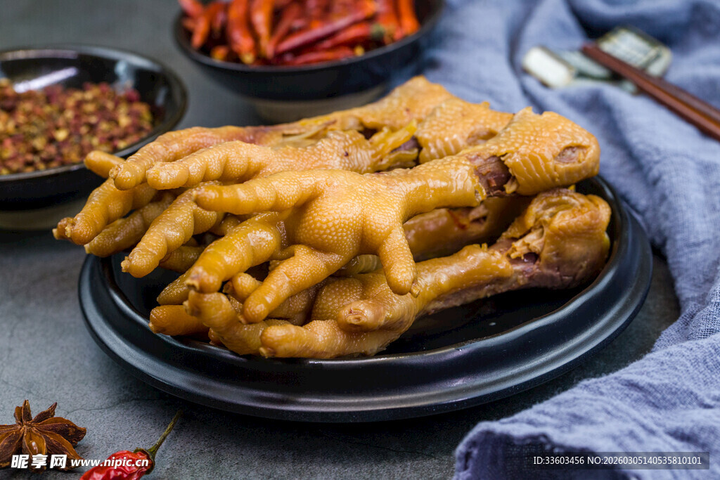 美味卤鸡爪摆放在盘中