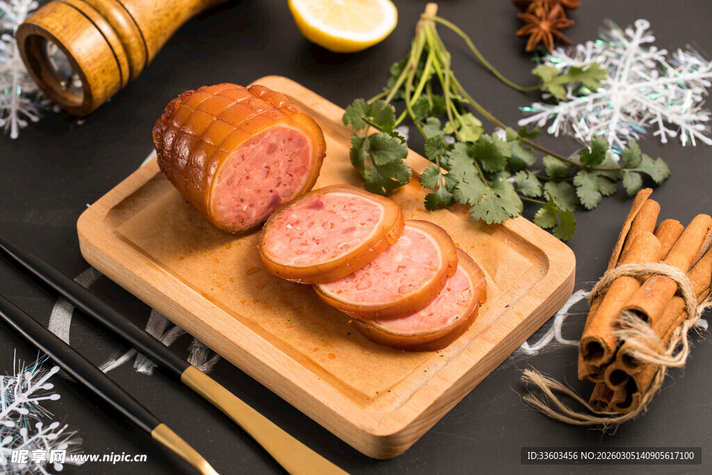 切片香肠配香料