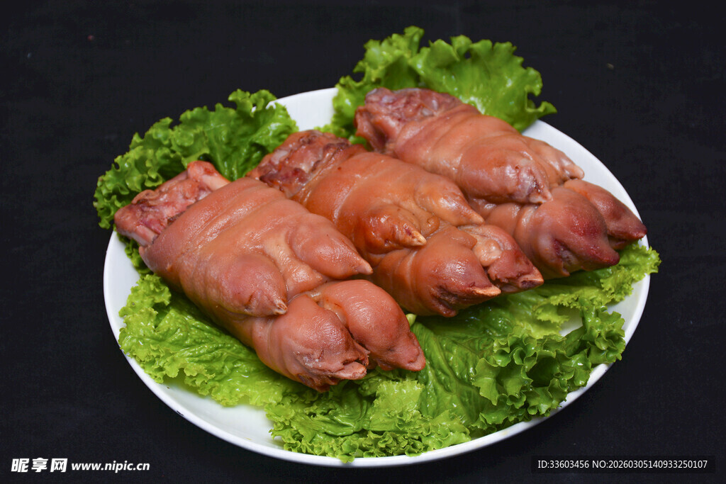 生菜上的美味猪蹄
