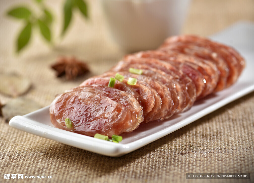 美味切片腊肠摆于盘中